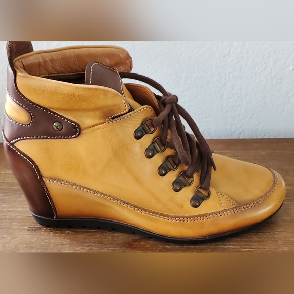 Shoes - Picture 2 of 10